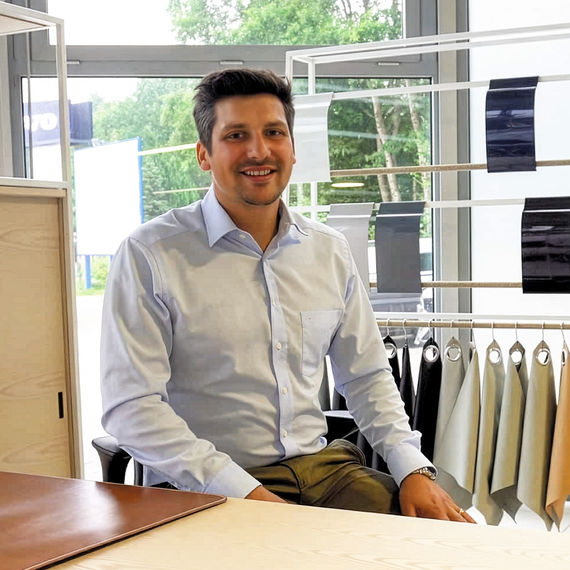 Autohaus Bischoff employee in sales and customer consultation area