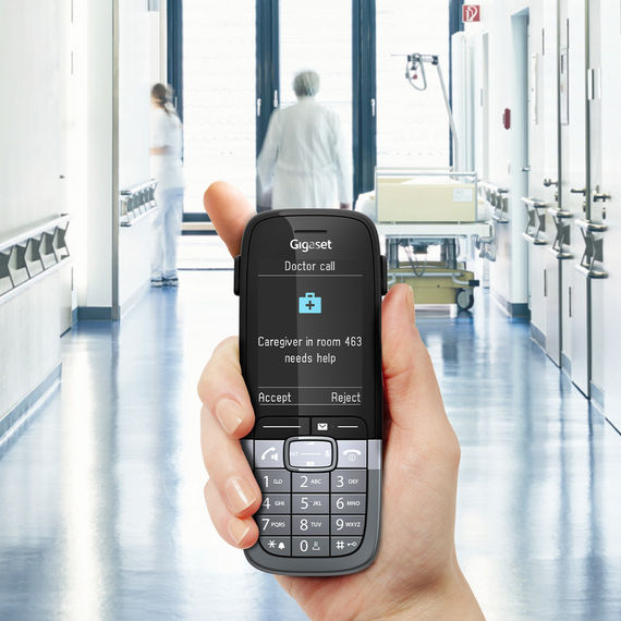 Gigaset SL850H PRO muestra llamada doctor en pasillo hospital